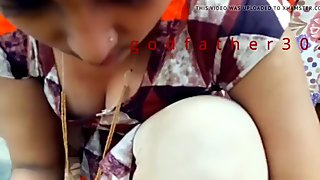 Hot bangsa india aunty deep boobs clevage in awam place